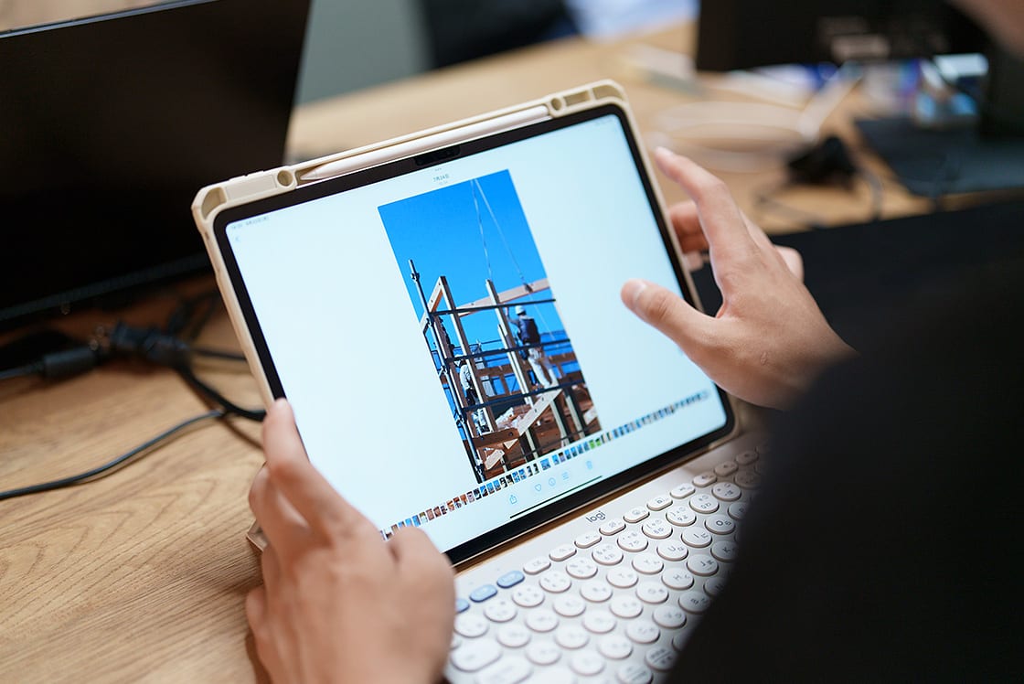タブレット端末で作業を行うスタッフの手元