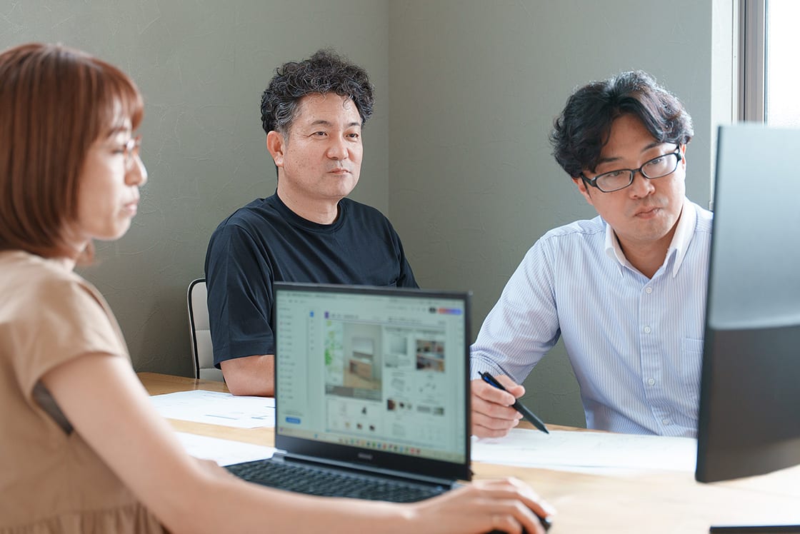 社内打ち合わせの様子