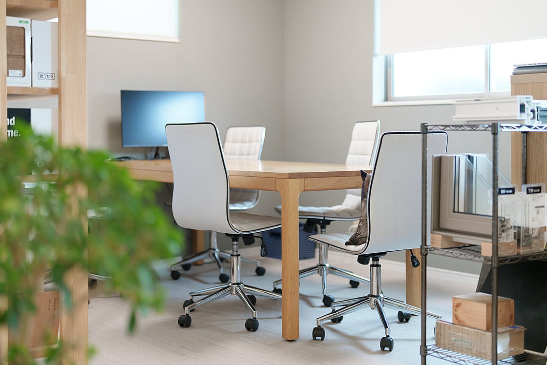 明るい打ち合わせスペース