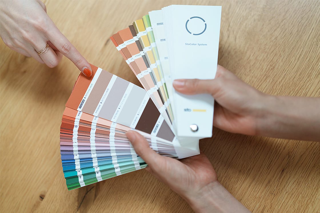 色見本を開き、選んでいる様子