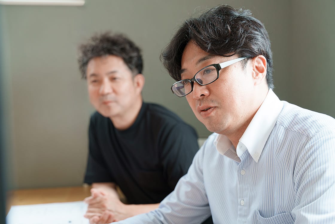 打ち合わせをするスタッフの真剣な表情