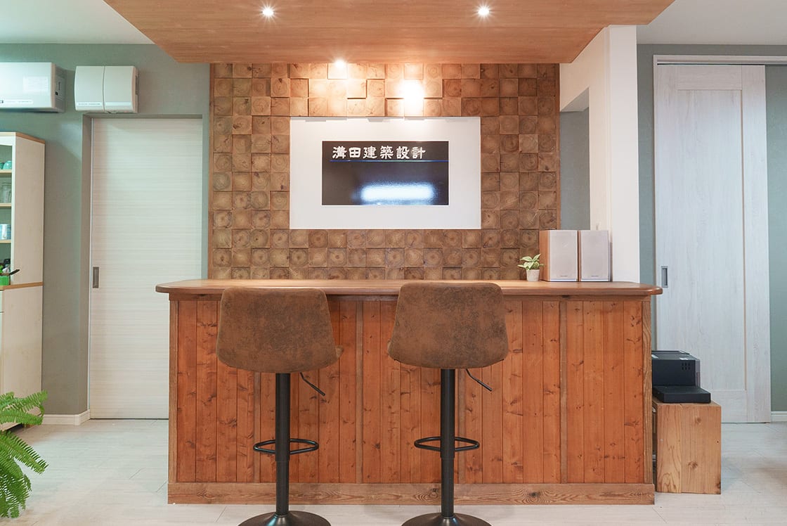 社内正面のカウンター