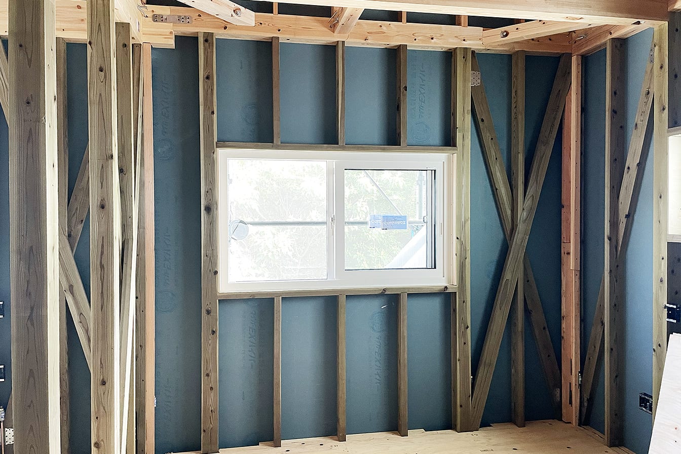 建築中の家の内部。メンテナンス性を考慮した建材や工法が用いられている様子。