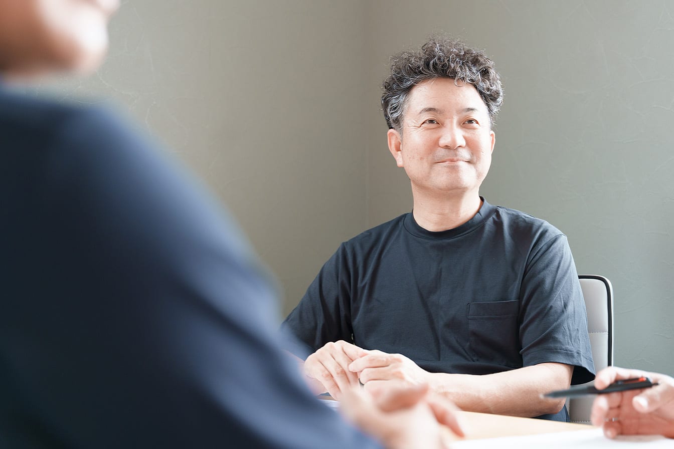 お客様の話に耳を傾ける笑顔の社員