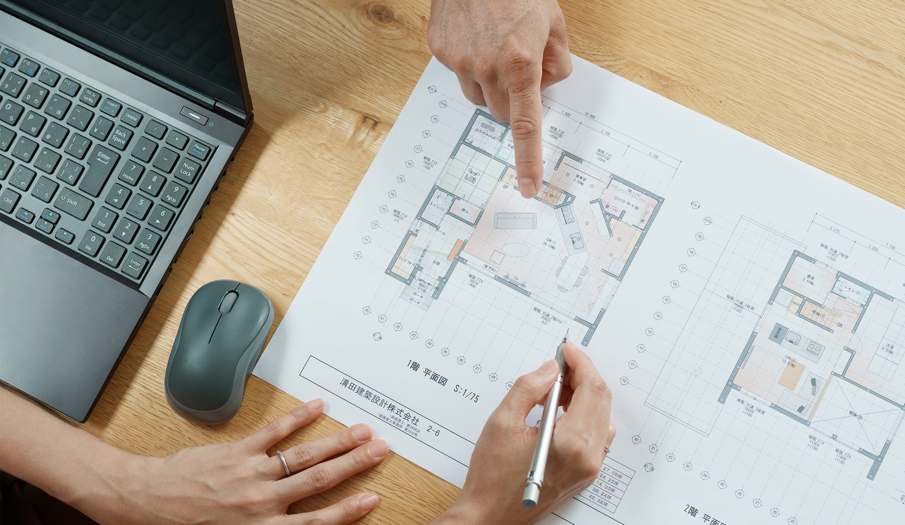 設計図面を囲んで打ち合わせをしている様子