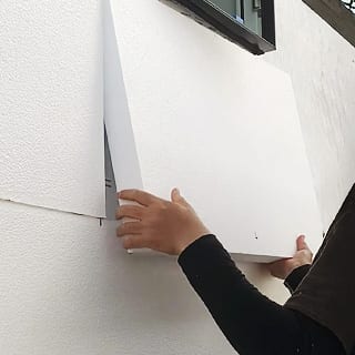 断熱性の高い建材を取り付ける様子