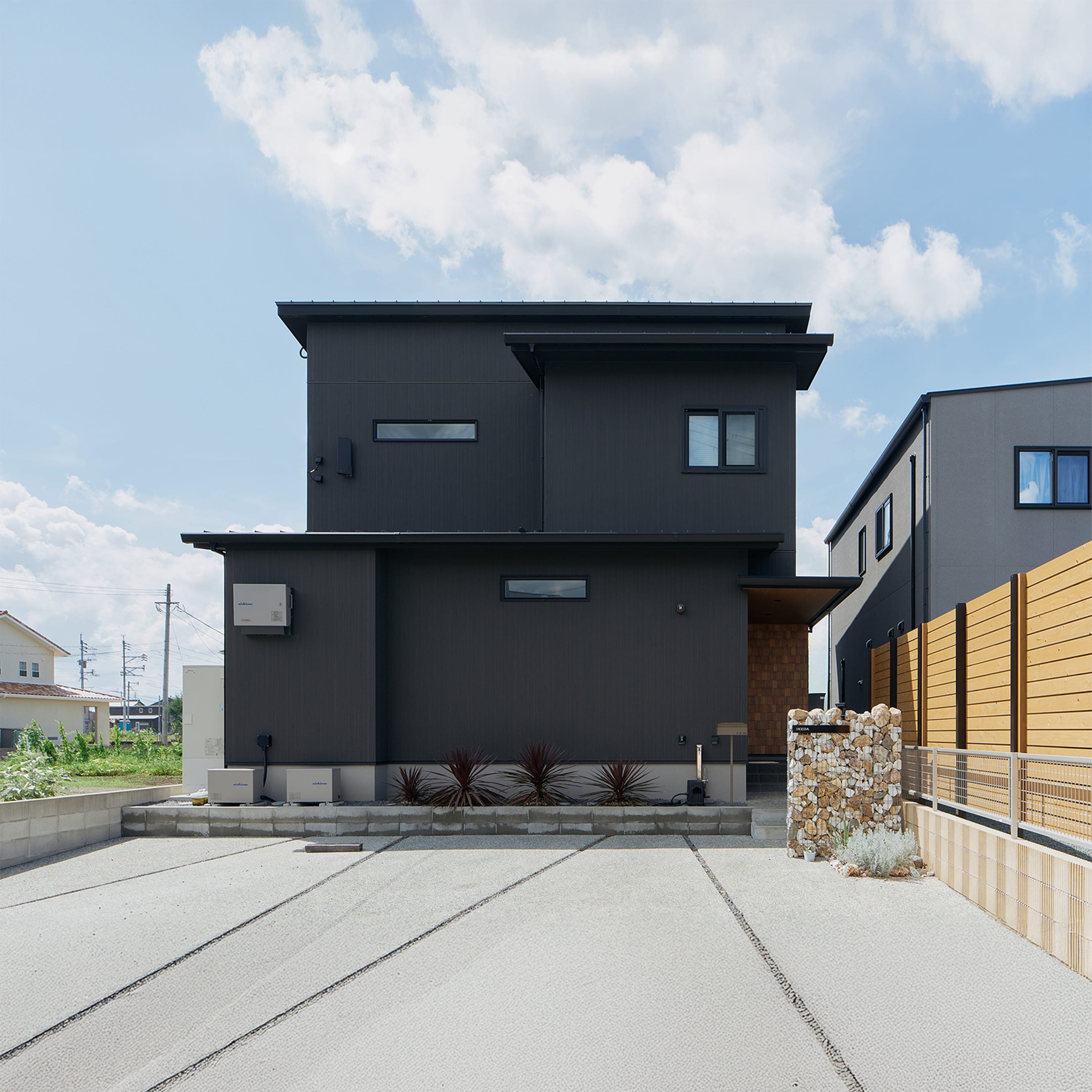 モダンな雰囲気の家屋外観