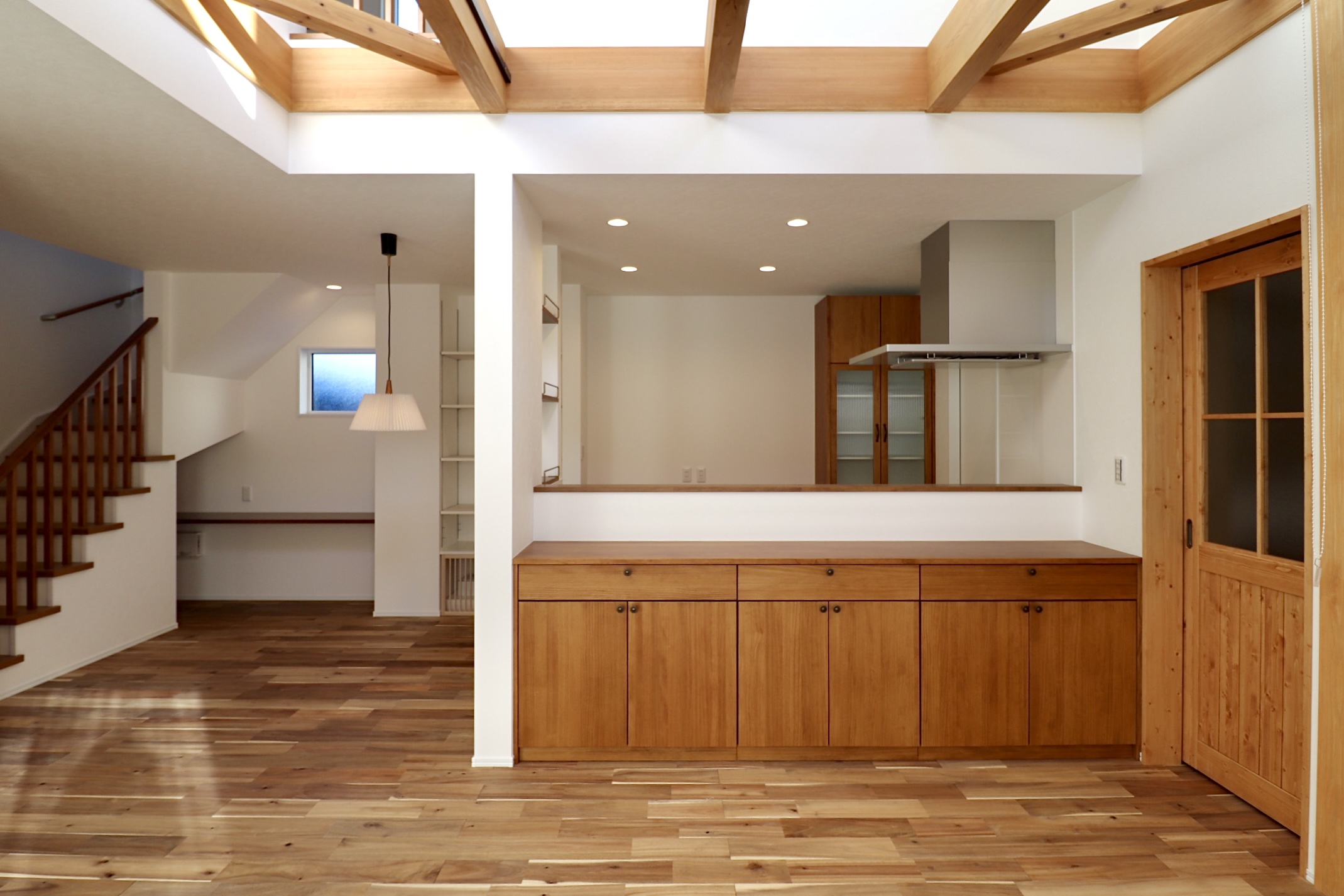 懐かしさと今らしさを重ねた味わい深い家のイメージ