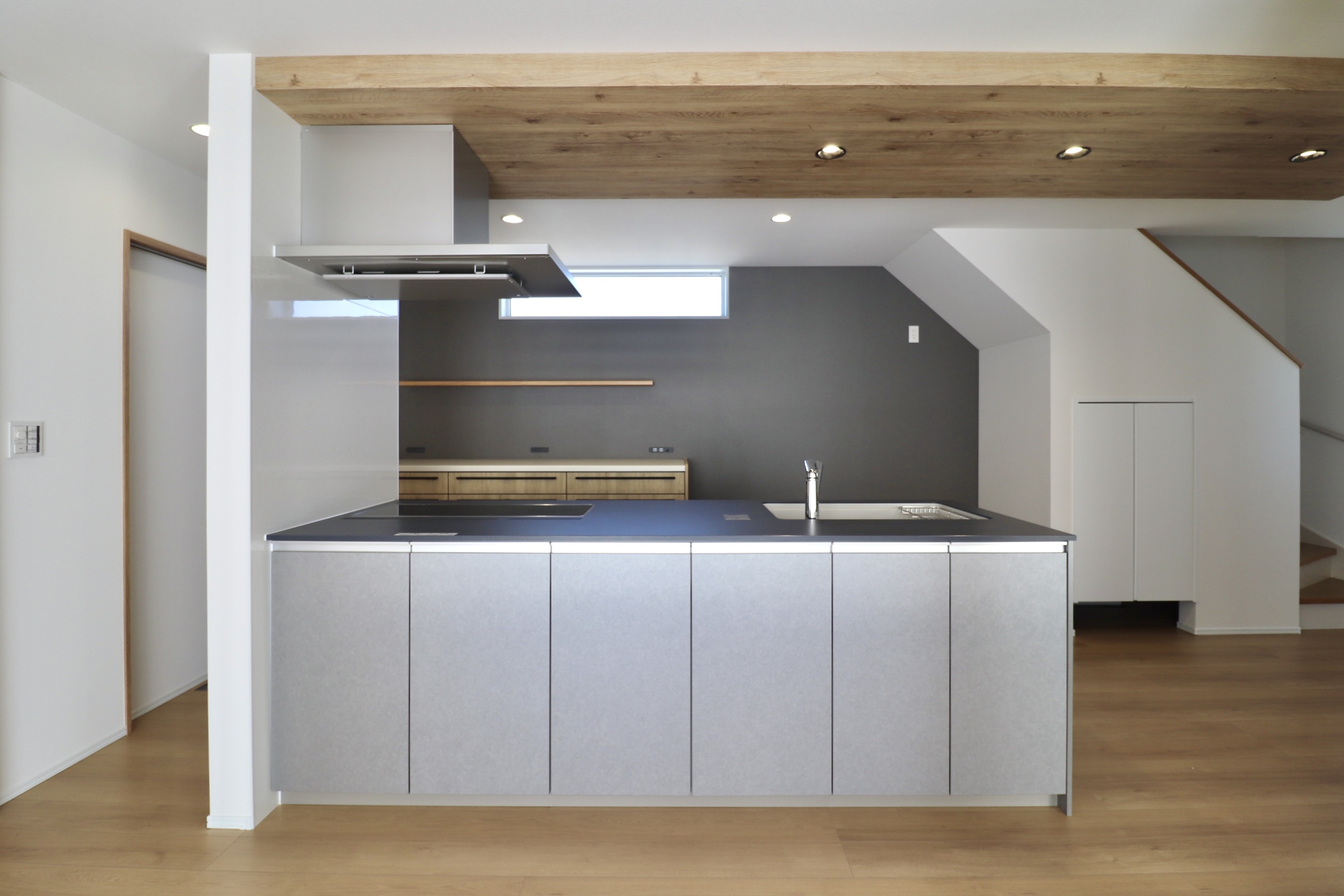 ひだまりに家族の輪が広がる家のイメージ